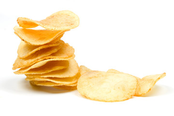 Fototapeta na wymiar Chipsy ziemniaczane na białym tle