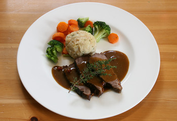 Hirschbraten mit Wildsauce und Gemüse