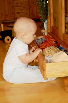 Baby &ouml;ffnet Schublade