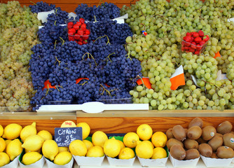 Raisins, citrons, fraises,kiwi, muscat