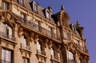 Fototapeta na wymiar Bourgeois paryskim budynku