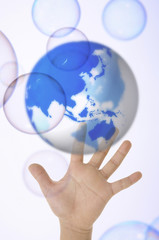 地球儀と子供の手
