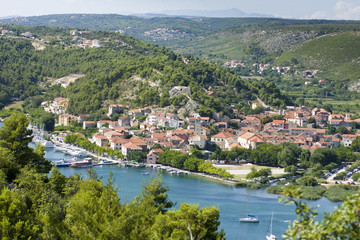 Fototapeta na wymiar Skradin - małe miasto na wybrzeżu Adriatyku w Chorwacji, na Entran