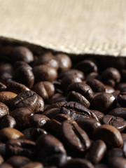chicchi di caffè con sacco di juta