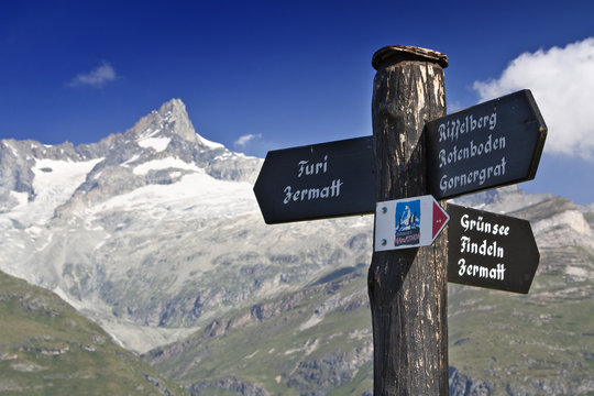 Wegweiser in den Bergen der Walliser Alpen in der Schweiz