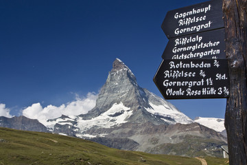 Wegweiser und Matterhorn in der Schweiz