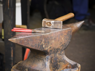 hammer und zange auf amboß
