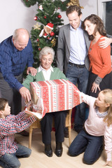 familie übergibt sich geschenke