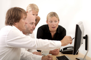 im büro chef und mitarbeiter