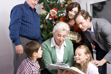 gro&szlig;mutter liest vor