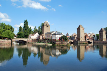 Fototapeta na wymiar Refleksje w Strasburgu krytymi mostami