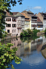 Fototapeta na wymiar Wzdłuż kanału w Strasburgu
