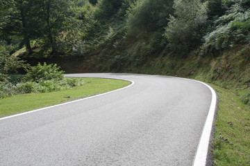 Curva de una carretera de alta montaña (Pirineo español).