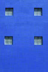 青いタイルと窓