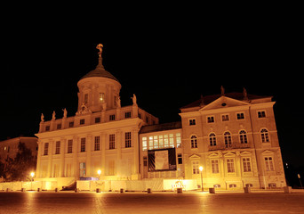 Fototapeta na wymiar Potsdam Stary Ratusz w nocy