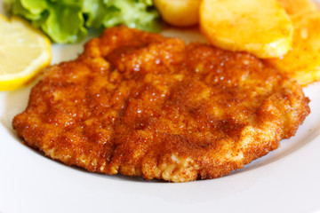 schnitzel -paniert mit Bratkartoffeln und Salat