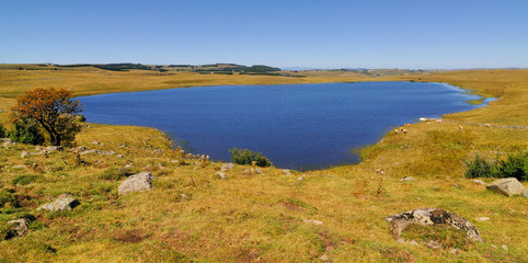 Le lac de saint and&eacute;ol dans l'aubrac