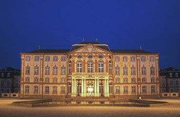 Fototapeta premium Abendaufnahme des Schlosses von Bruchsal
