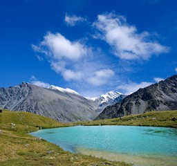 Fototapeta na wymiar lake in a mountains