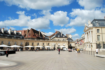 Tourisme sur la Place de la Libération à Dijon