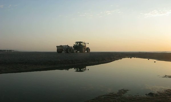 TRACTORISTA INICIANDO LA JORNADA DE LIMPIEZA DE PLAYAS