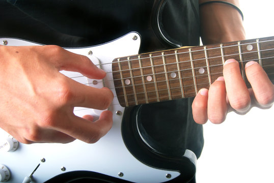 Mains jouant de la guitare électrique
