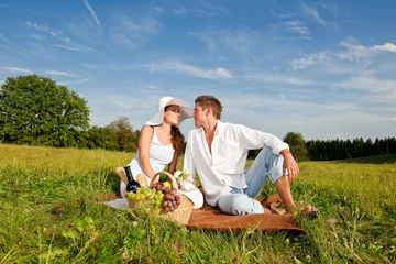 Fotobehang Gelukkig lachend paar met picknick © CandyBox Images