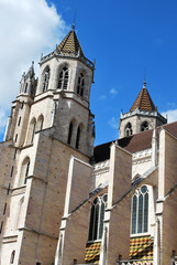 Joli toit sur une cathédrale à Dijon