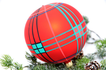 Eine bunte handbemalte Weihnachtskugel