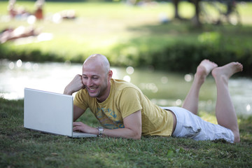 Fototapeta premium mann wiese notebook