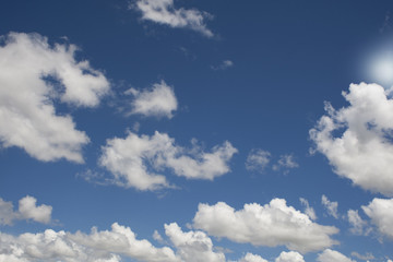 blauer Himmel mit Wolken