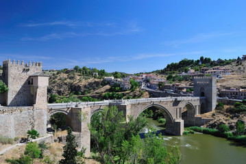 Fototapeta na wymiar Puente San Martin- Toledo