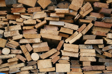 Lo sfondo rappresenta una catasta di legna per il camino 