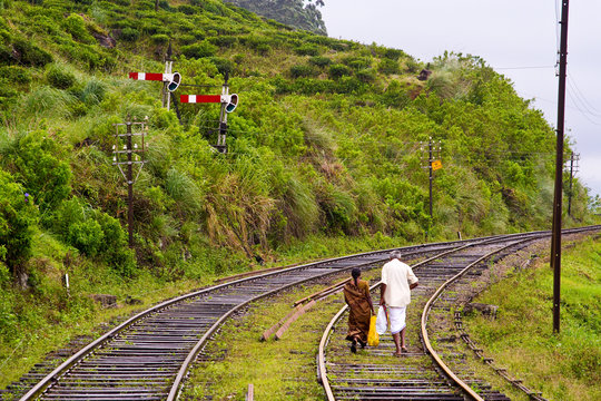 Menschen laufen auf Gleisen, Eisenbahn Trassen bei Nässe