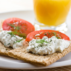 Crispbread with fresh cheese and tomato