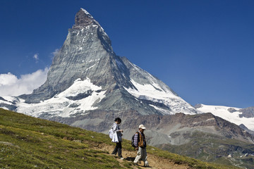 Fototapeta na wymiar Piesi na Matterhorn w Szwajcarii