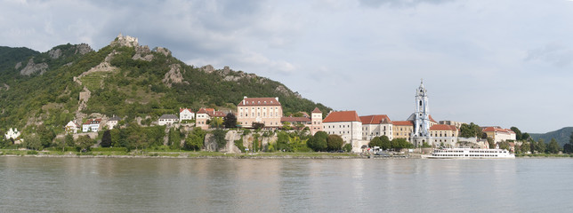Naklejka premium Panorama Wachau Dürnstein mit Ruine und blauer Abteikirche