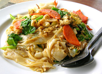 Thai style noodles with vegetables and chicken