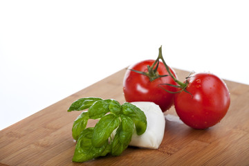 Tomaten, Mozzarella und Basilikum, Zutaten für Insalada Caprese