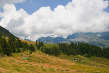 Pianoro di montagna con nuvole all' orizzonte