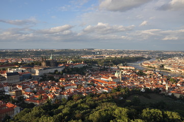 Fototapeta na wymiar Nad dachami Pragi