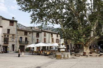 Place de la liberte -  Saint Guilhem le Desert