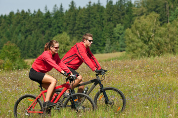 Fototapeta na wymiar Młody mężczyzna i kobieta jazdy na rowerze górskim