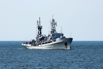 Fototapeta na wymiar Rosyjski wojskowy statek na morzu