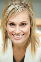 Naklejka premium Businesswoman smiling