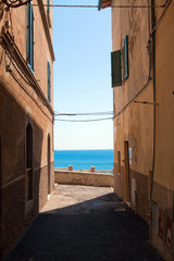 Fototapeta na wymiar Gasse mit Ausblick auf das Meer in der Toskana