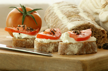 baguette as a snack with cottage cheese