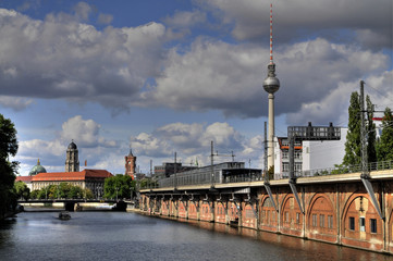 Berlin, S-Bahn Viadukt, Spree und Fernsehturm
