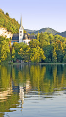 Fototapeta na wymiar Church on shore of lake Bled