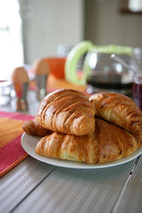 Croissants posés sur un table